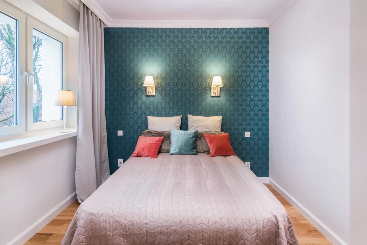 Jak powinno stać łóżko w sypialni, aby uniknąć błędów w aranżacji