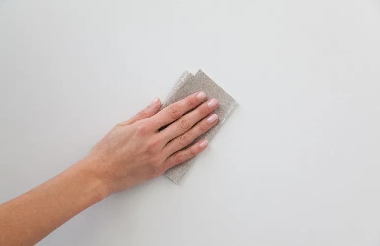 Jak usunąć klej po tapecie? Proste sposoby na skuteczne czyszczenie