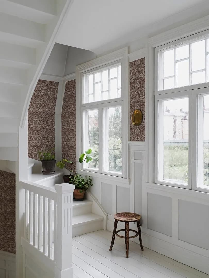 Jaką tapetę na klatkę schodową wybrać, by uniknąć błędów?